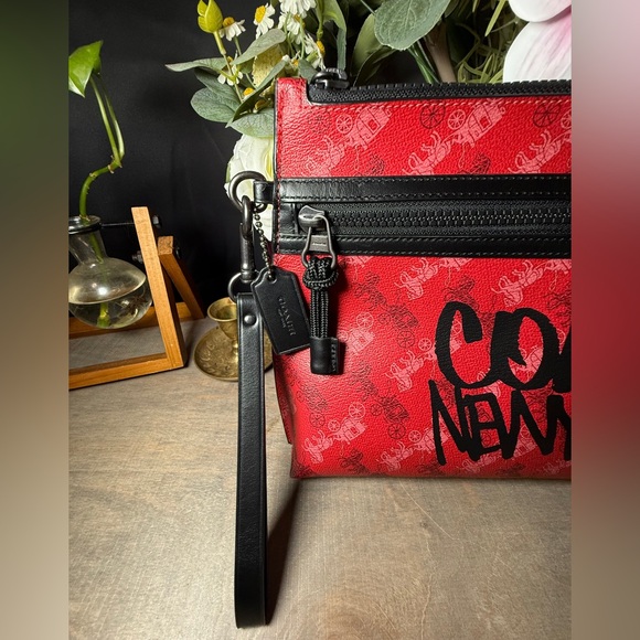 Coach Carryall Collectors Pouch black Horse and carriage. - Picture 15 of 16